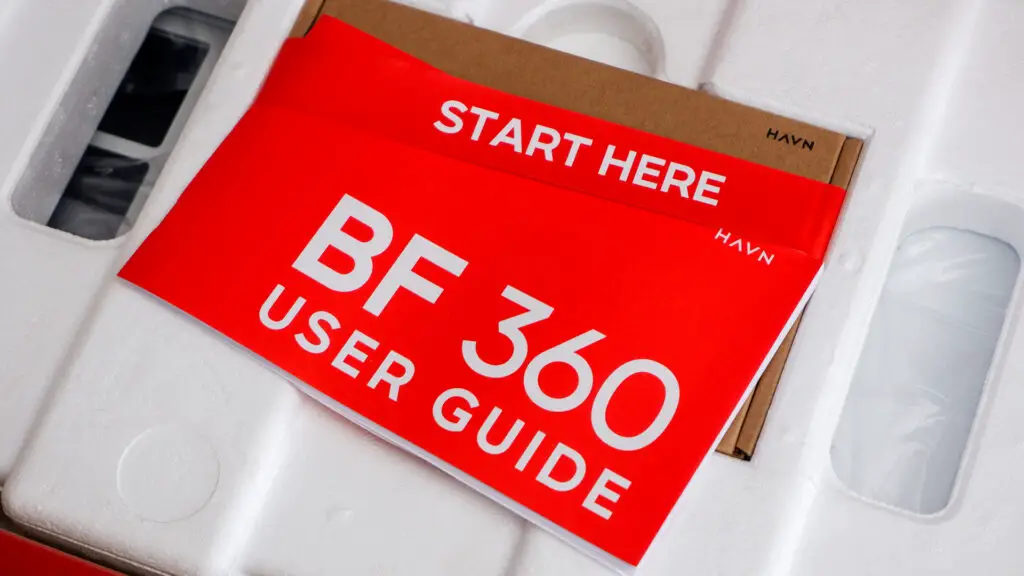 The Havn BF 360 PC case in both black and white with panels removed.