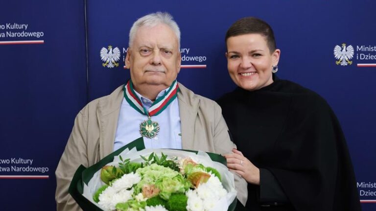 Andrzej Sapkowski being awarded a gold Polish culture medal by the minister for culture.