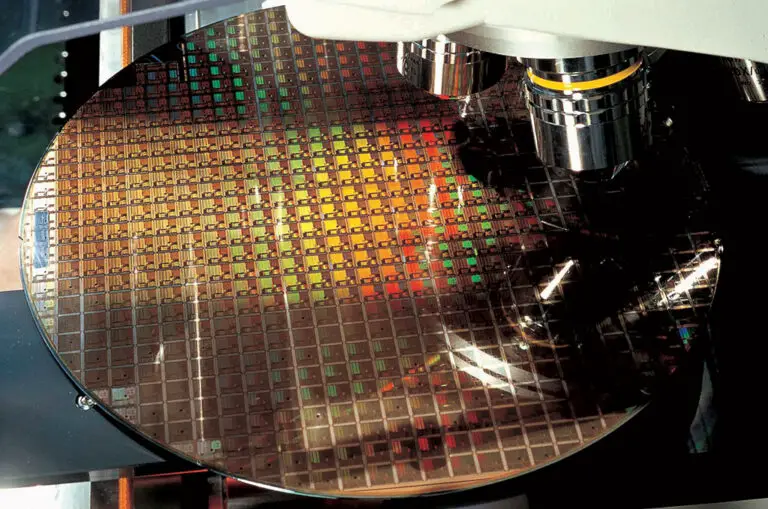 Advanced chip manufacturing process in a cleanroom