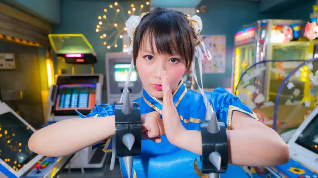 Kaho Shibuya Chun Li Cosplay in an arcade
