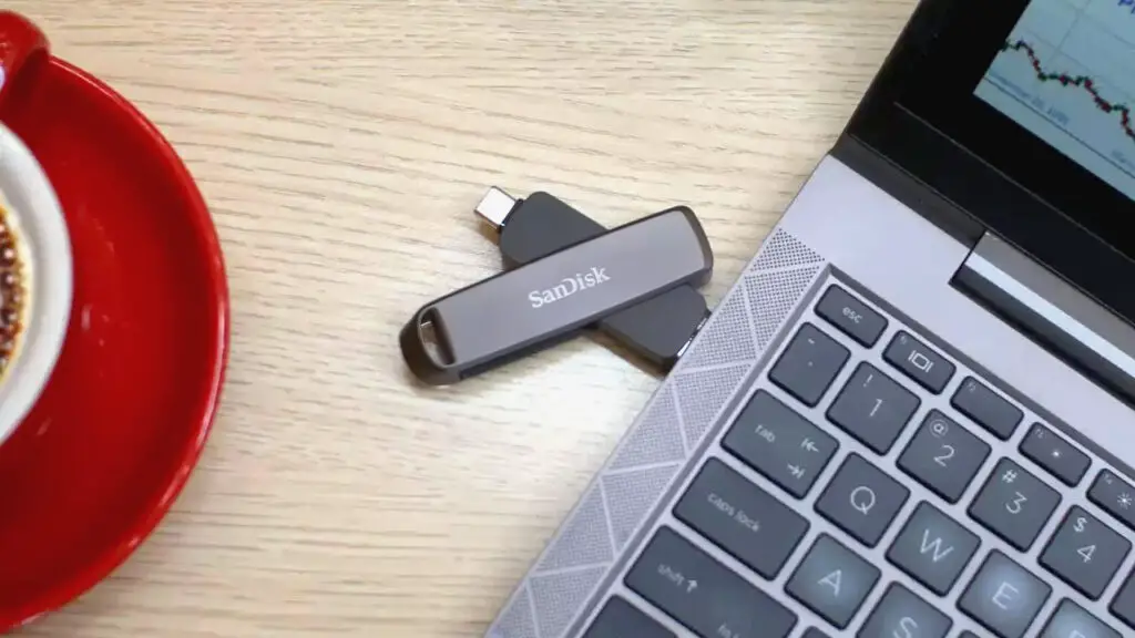 A SanDisk Extreme Pro Dual USB drive connected to a laptop